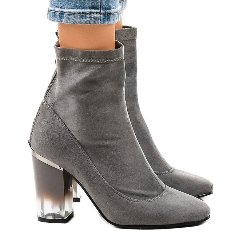 Harmaat mokkakengät H8-93-pylväässä