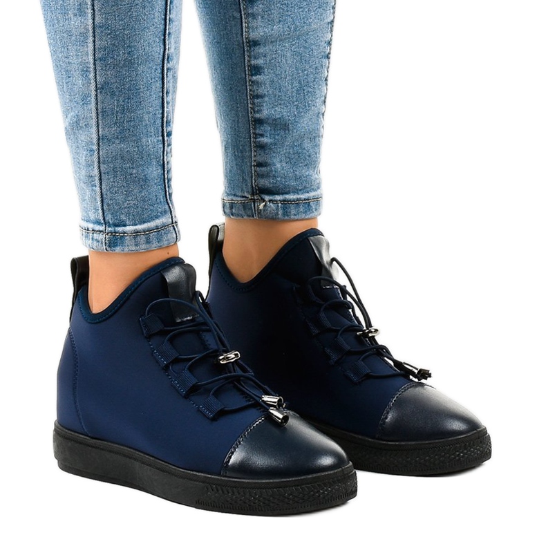 Tummansiniset, eristetyt korkeat lenkkarit, joissa on kiila XY-35 laivastonsininen