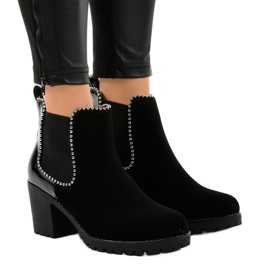 Mustat saappaat pylväässä ja joustava W357