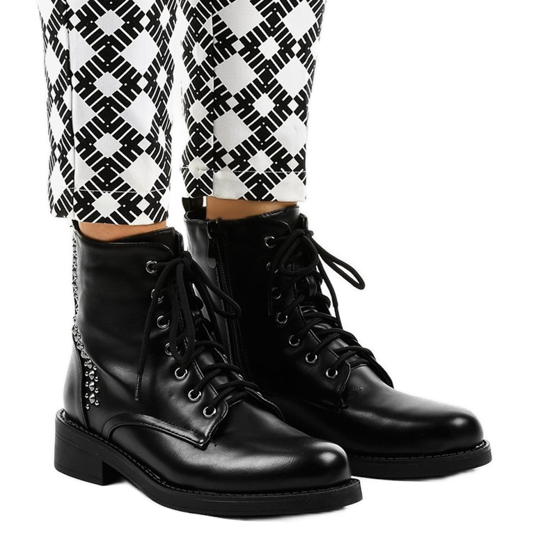 Mustat litteät naisten saappaat nastoilla BM163