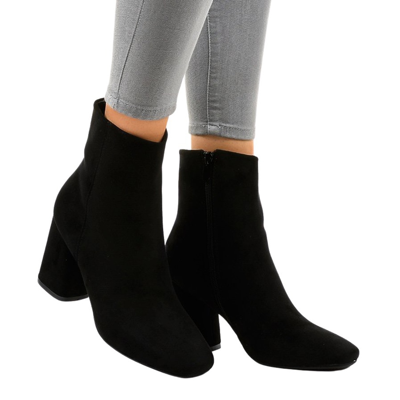 Mustat mokkanahkaiset nilkkurit 3486 -pylväässä