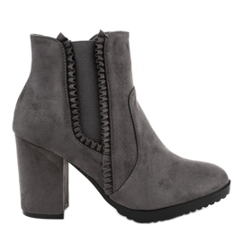 Harmaat mokkakengät A-762-pylväässä