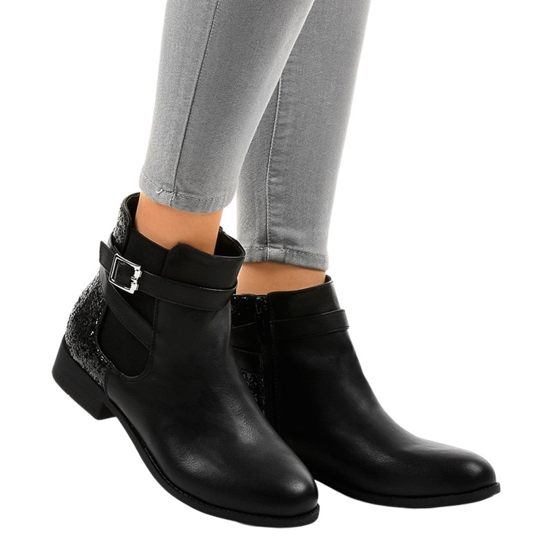 Mustat litteät nilkkurit, joissa kuminauha ja paljetteja C298-1