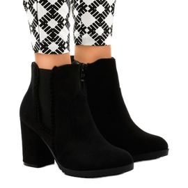 Mustat mokkanahkaiset nilkkurit A-762-pylväässä