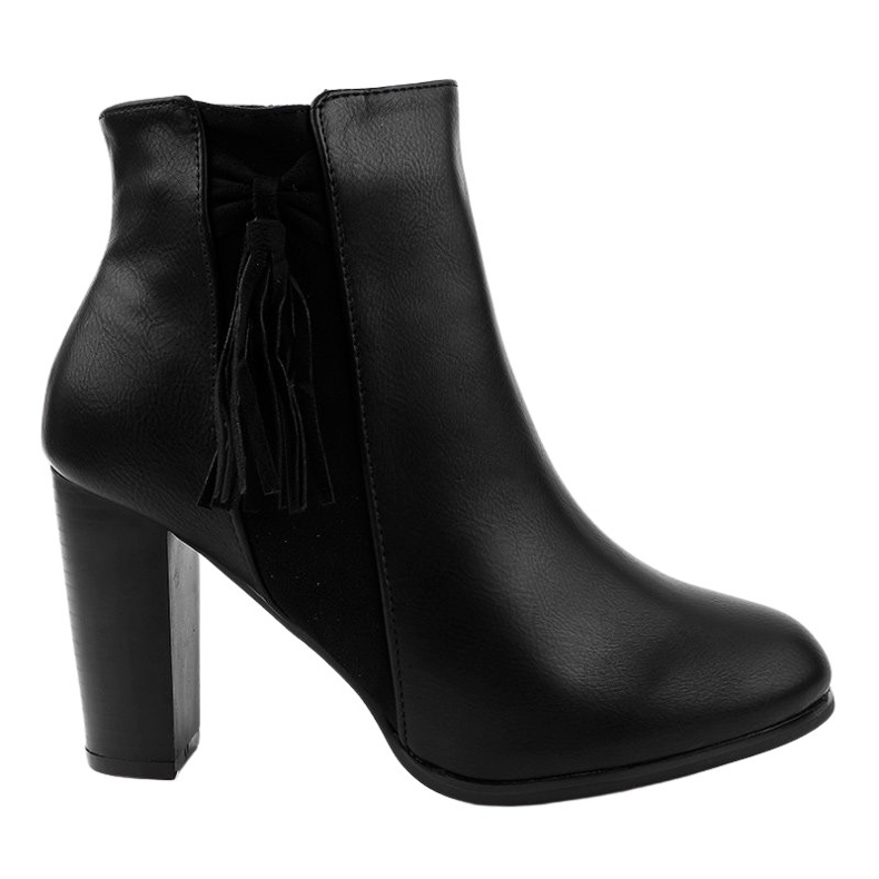 Mustat nilkkurit, joissa F880 -hapsut