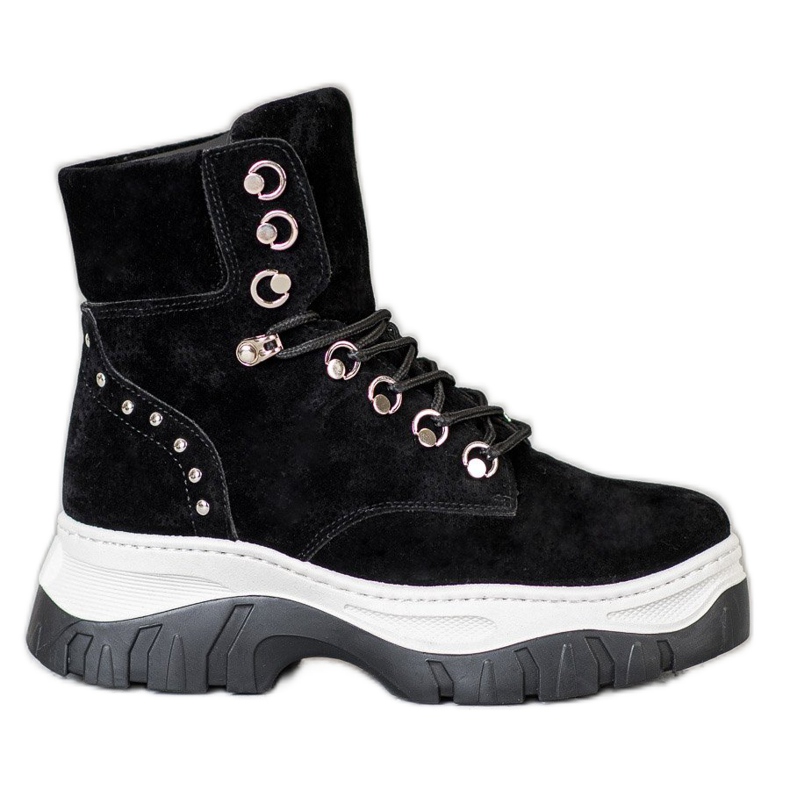 Seastar Trappers alustalla musta