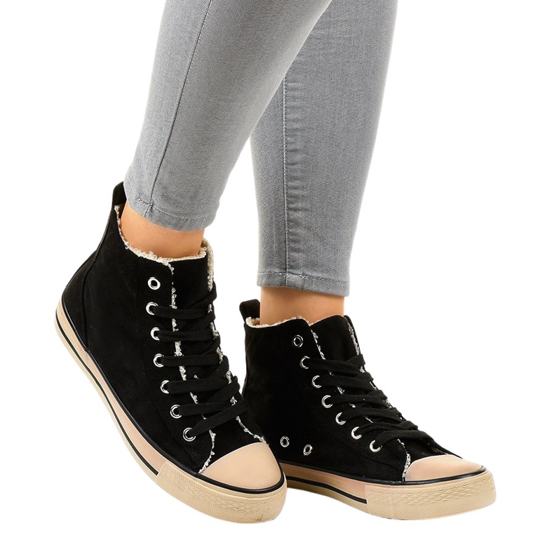 Mustat eristetyt lenkkarit T-040