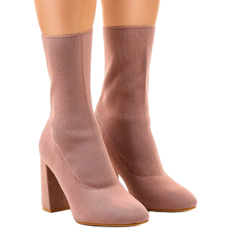 Vaaleanpunaiset saappaat QQ08 -viestissä vaaleanpunainen