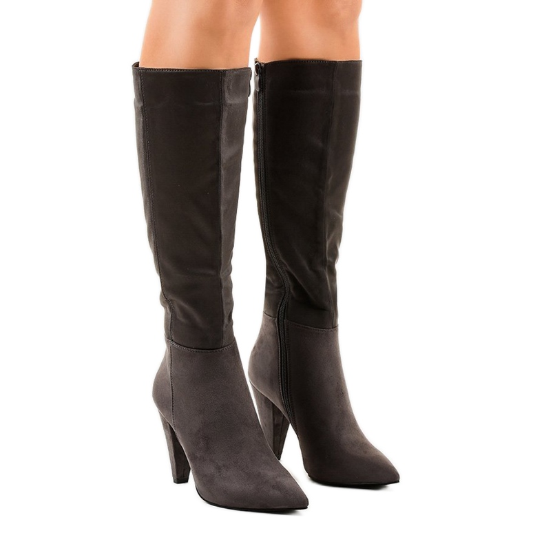 Harmaat mokkanahkaiset naisten saappaat 8677 postissa