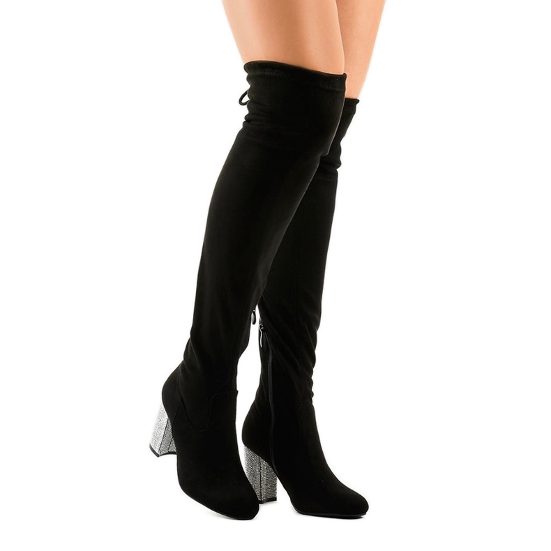 Mustat mokkanahkakengät koristeltuun pylvääseen BM150