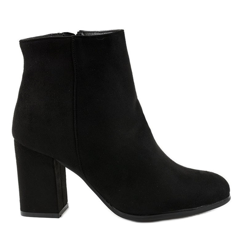 Mustat eristetyt saappaat G-7656-pylväässä