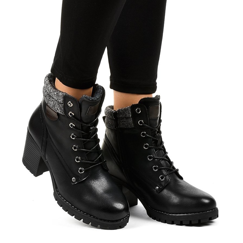 Mustat saappaat postissa lampaannahalla Z129