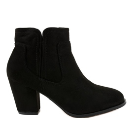 Mustat eristetyt saappaat A8123 -pylväässä