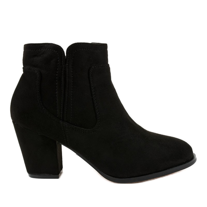 Mustat eristetyt saappaat A8123 -pylväässä