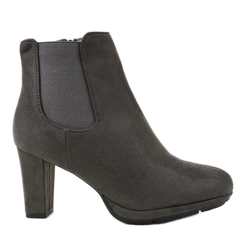 Harmaat saappaat F156-2-pylväässä