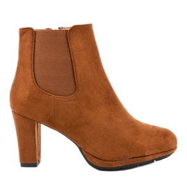 Ruskeat nilkkurit F156-2-pylväässä