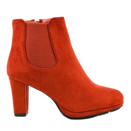 Punaiset nilkkurit F156-2-pylväässä punainen