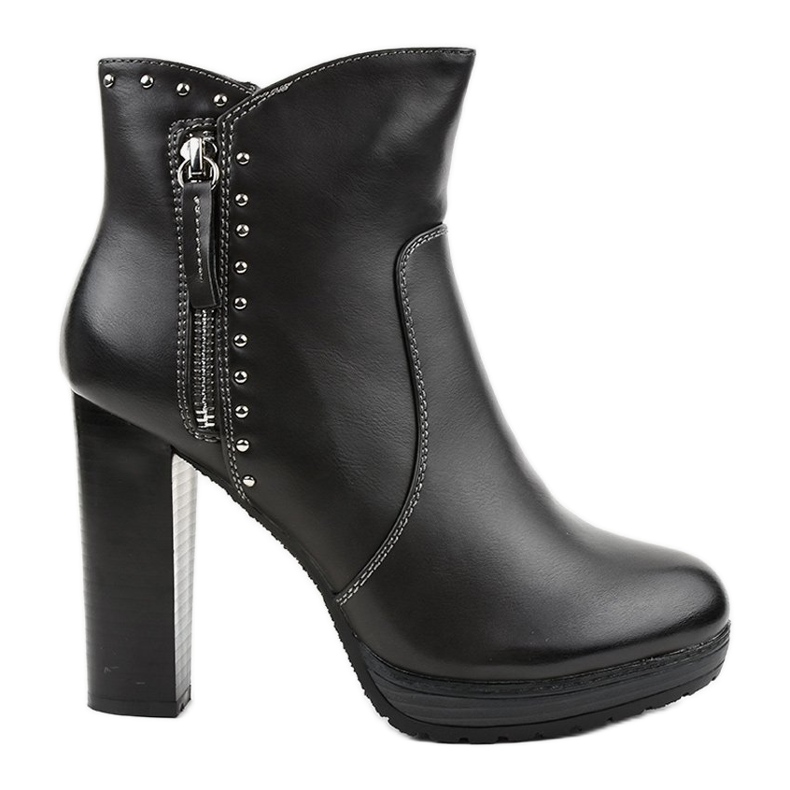 Eristetyt harmaat saappaat pylväässä 88057