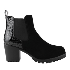 Mustat saappaat pylväässä ja joustava W356