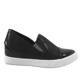 Mustat lenkkarit kiilassa DD437-1