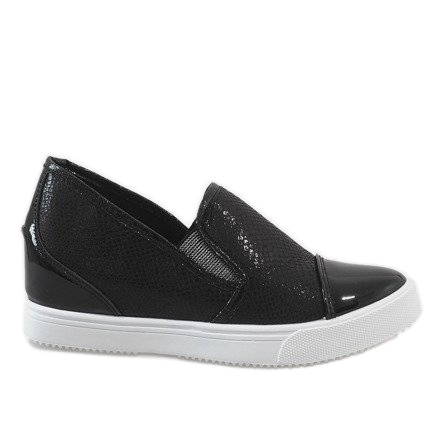 Mustat lenkkarit kiilassa DD437-1