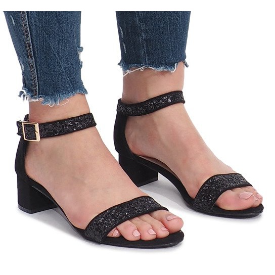 Mustat sandaalit Montana -postissa