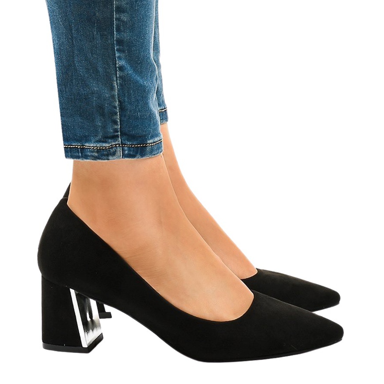 Mustat mokkapumput L439 -pilarissa