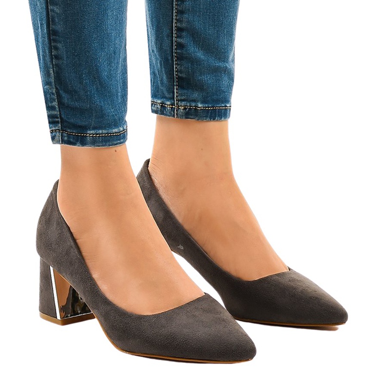 Harmaat mokkapumput L439 -pilarissa