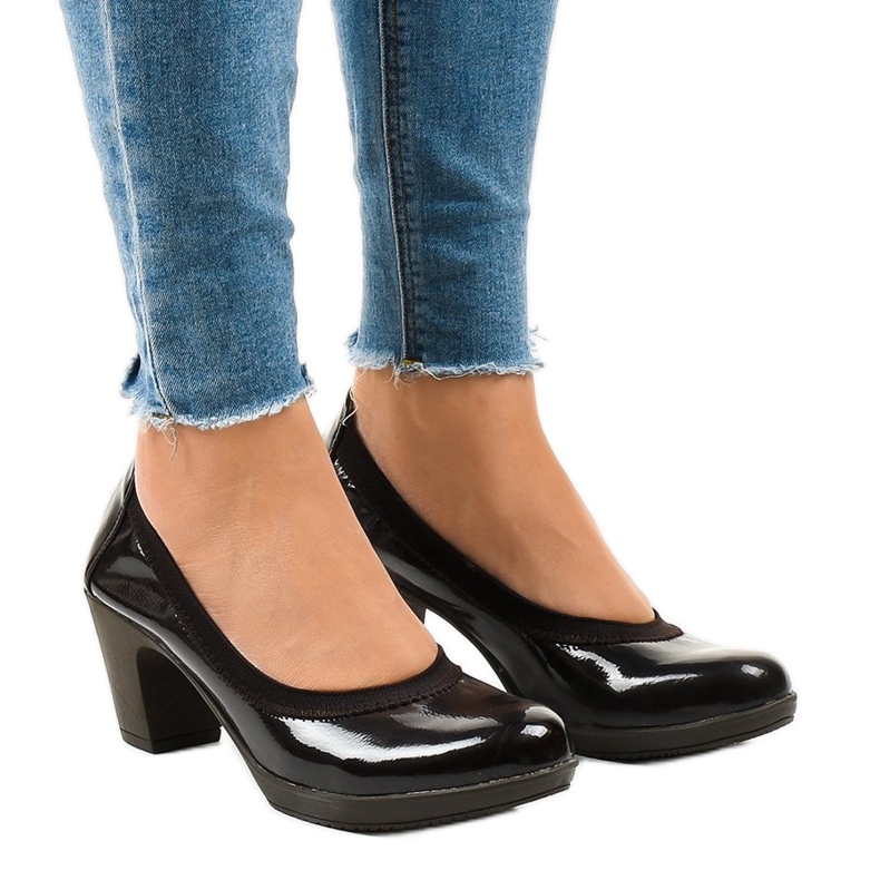 Ruskeat lakatut pumput pilarissa 579-2