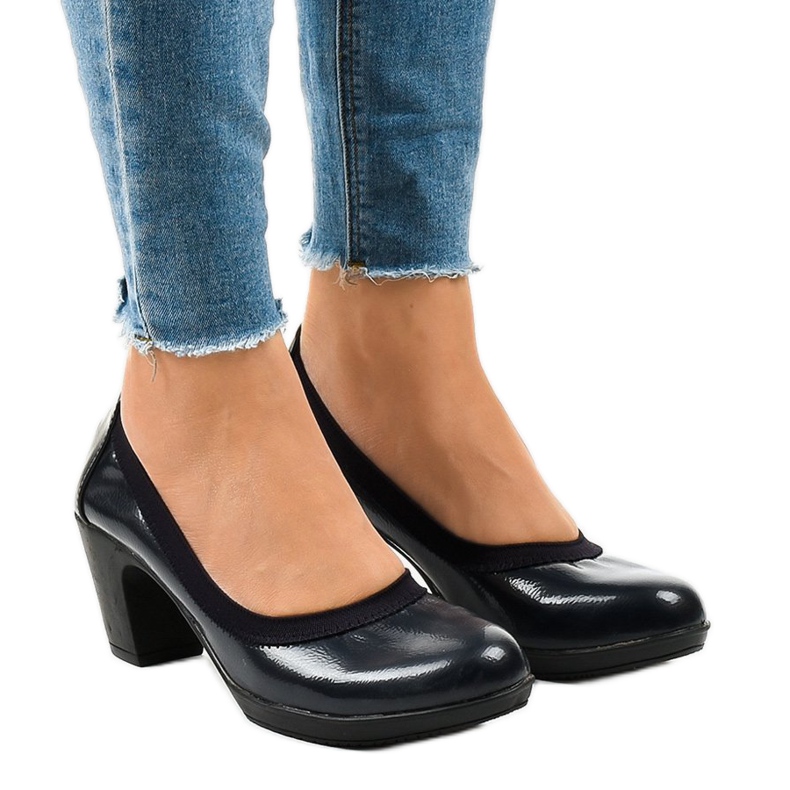 Tummansiniset lakatut pumput pylväässä 579-2 laivastonsininen