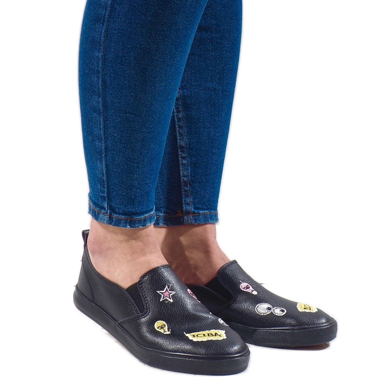 Mustat lenkkarit G82-3-tulosteilla