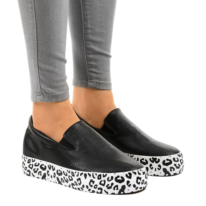 Mustat WNH-3 lenkkarit