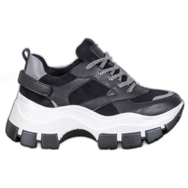 Weide Mustat lenkkarit lavalla