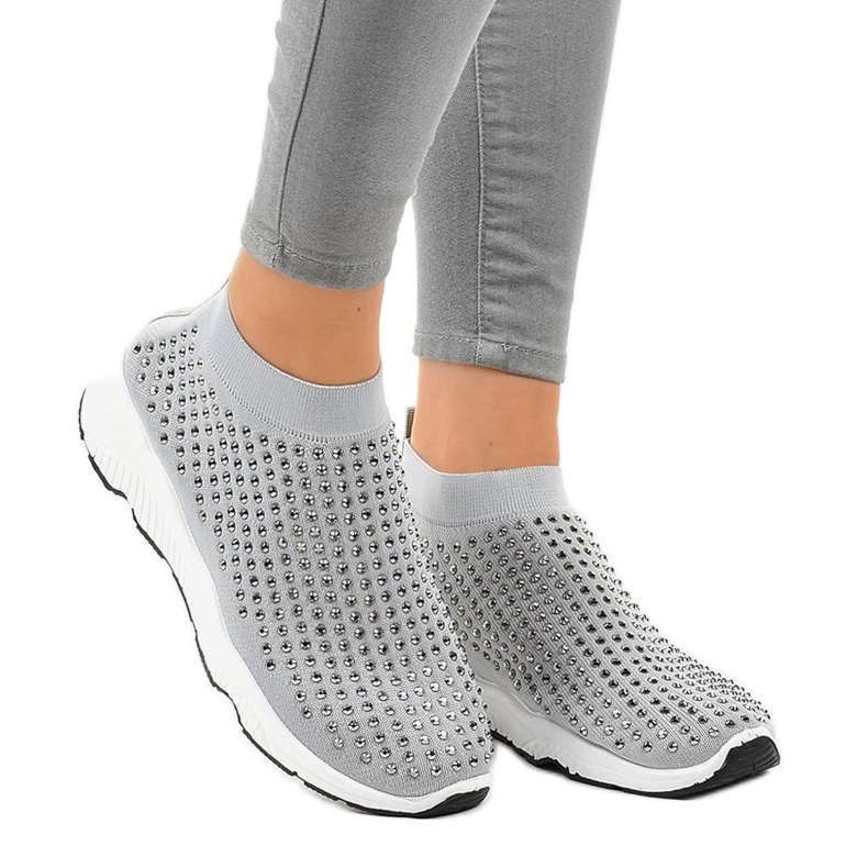 Harmaat urheilukengät, joissa LG27 kuutio zirkoniat