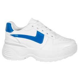 Kylie Tennarit alustalla valkoinen