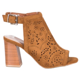 Mannika Sisäänrakennetut avoimet sandaalit ruskea