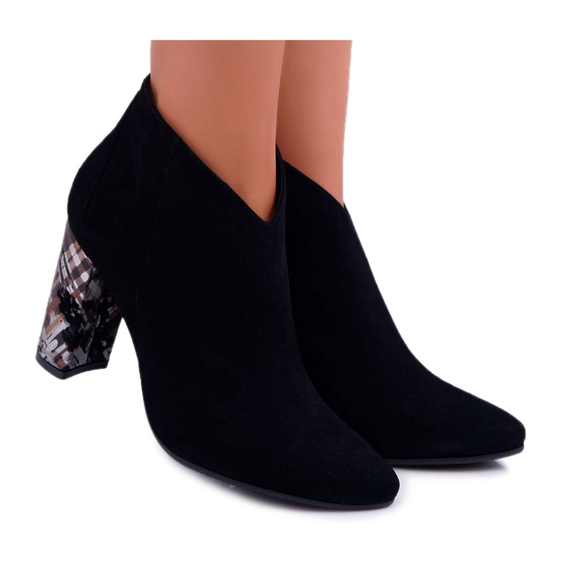 Mustat tyylikkäät mokkanahkakengät napaisella Laura Messi 2047