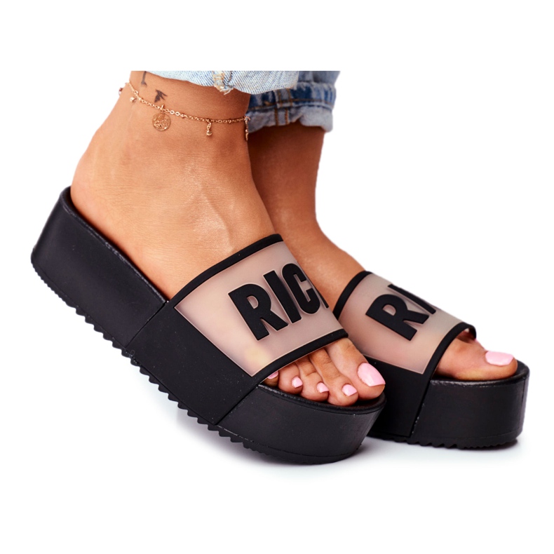 SEA Naisten mustat rikkaat tossut lavalla