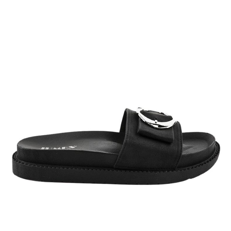 Mustat tossut, joissa YQ10067 -solki