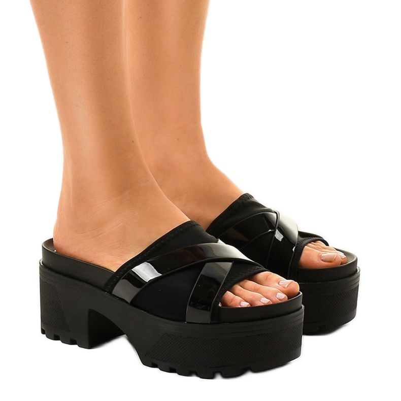 Mustat M806 korkokengät