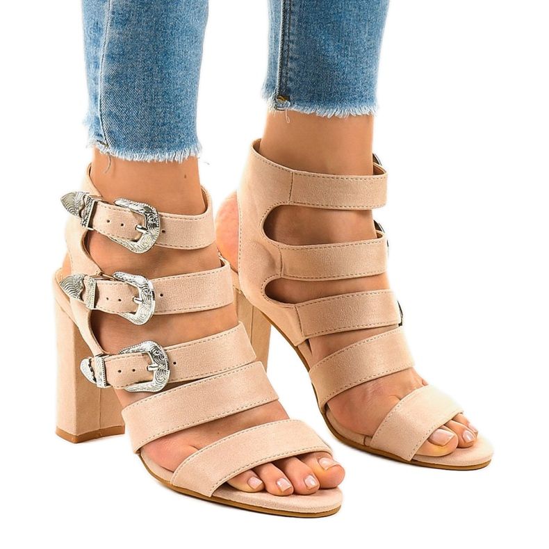 Beige sandaalit pylvässä, jossa 8022 solkea