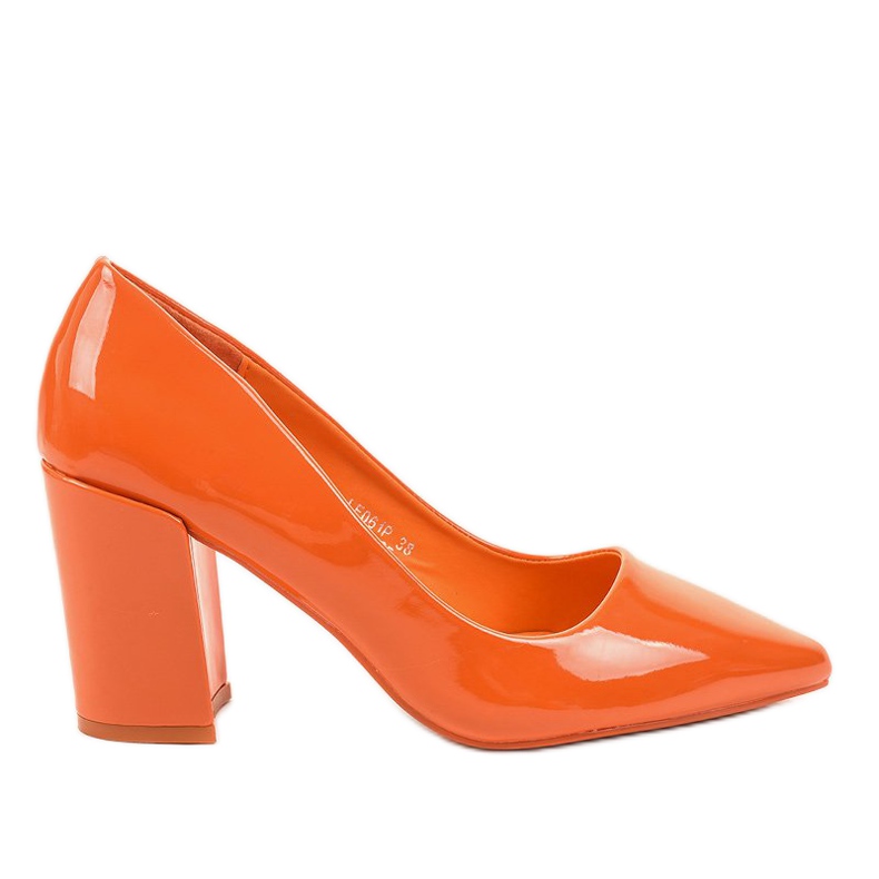 Oranssit pumput LE061P -pylväässä