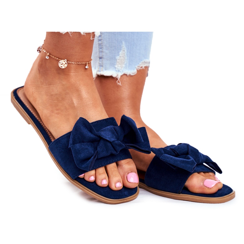 Malesian naisten tohvelit, joissa on tummansiniset rusetit laivastonsininen