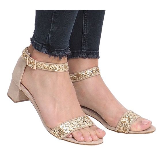 Kultaiset sandaalit Montana -postissa kultainen keltainen