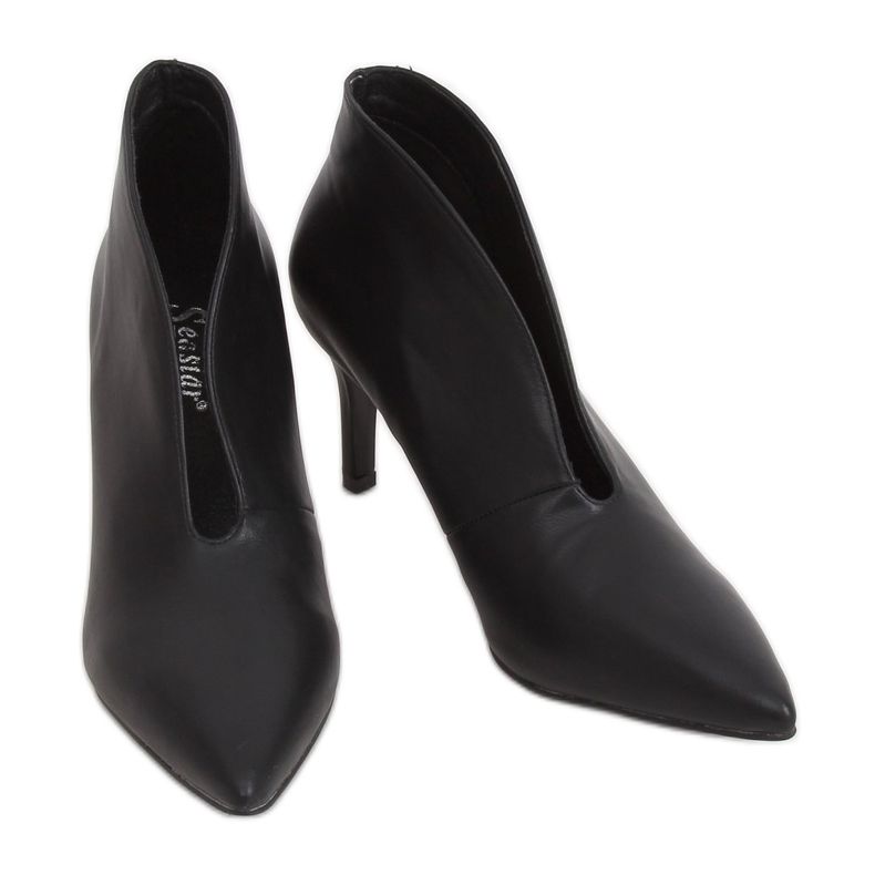 Mustat kengät mustalla NS126P -nastalla