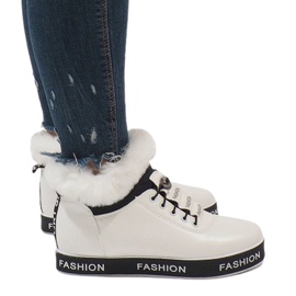 Valkoiset eristetyt turkis mokkanahka NB252P-1 valkoinen