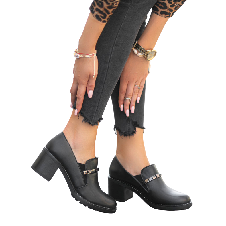 Naisten mustat kengät postissa C17-6113