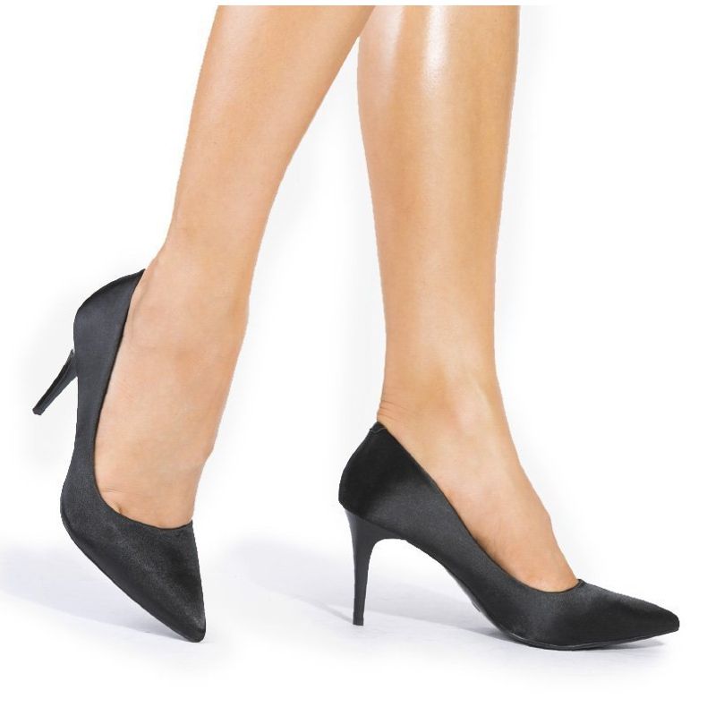 LEI-160-kantapäässä mustat pumput