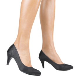 Mustat pumput nastassa, jossa on kuutiomainen zirkonia MJ1440