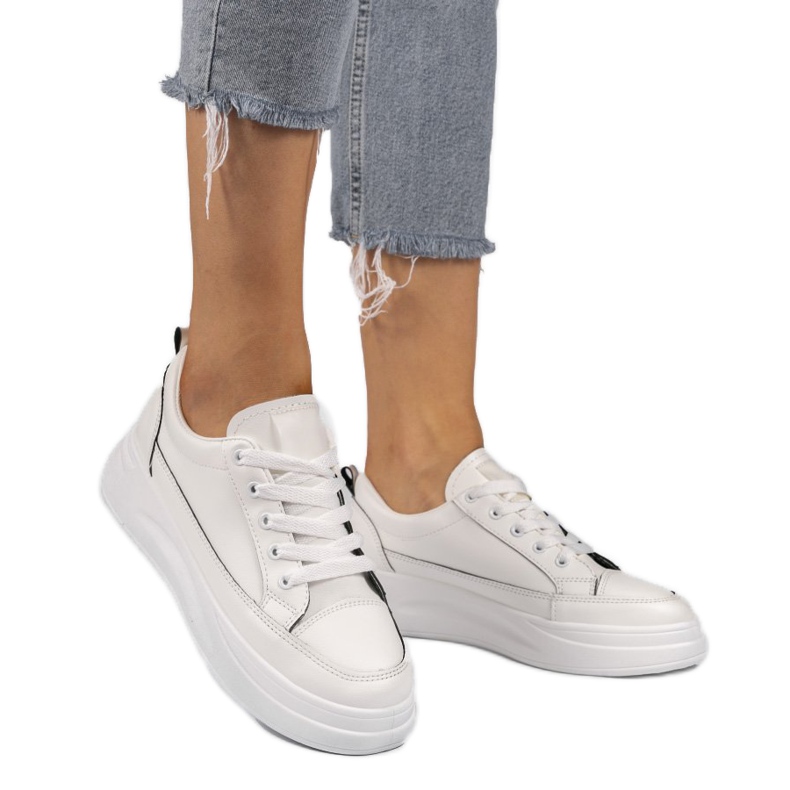 Valkoiset lenkkarit korkeammalla R50 -pohjalla valkoinen musta